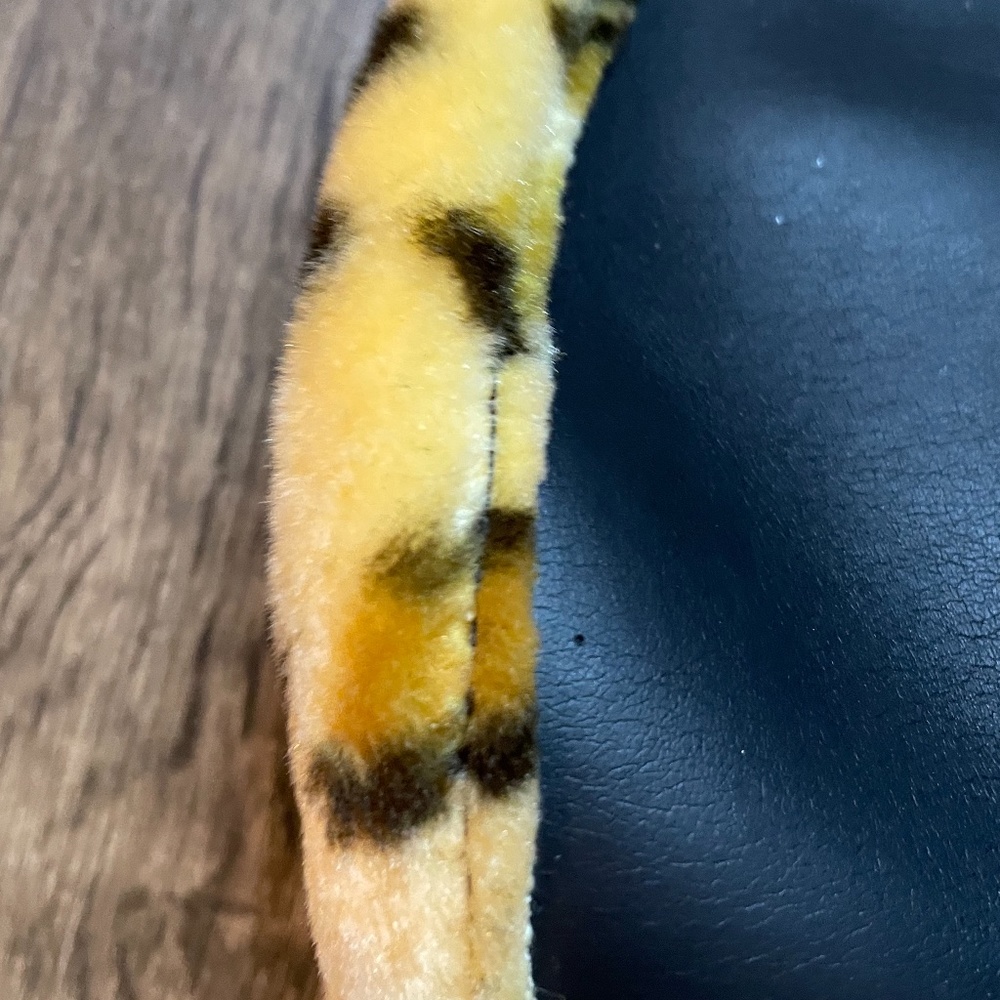 Vintage vegan black leather faux cheetah fur lined 60’s super mod dramatic hat! - Picture 8 of 9